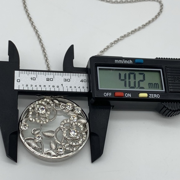 Vintage Elegant Silver Tone CZ Circle Floral Design Pendant Magnifier Necklace - Picture 11 of 11